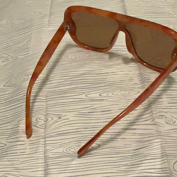Oversized Orange Tortoise Fashionable Sunglasses. - Picture 3 of 4